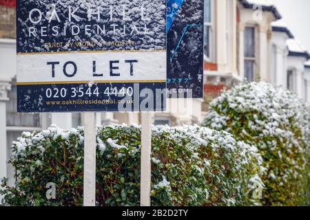 Londra, Regno Unito - 10 dicembre 2019 - Lasciare segno coperto da neve invernale intorno alla zona di West Hampstead con case terrazza sullo sfondo Foto Stock