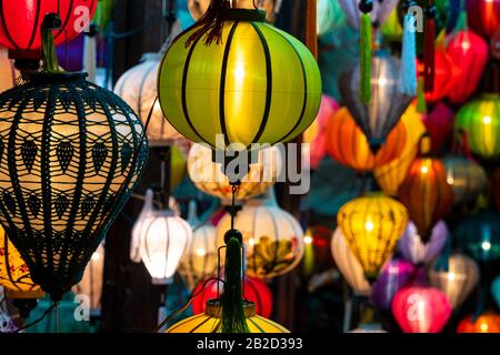 Tradizionali vietnamiti Lanterne Colorate di notte per Le Strade di Hoi An, Vietnam Foto Stock