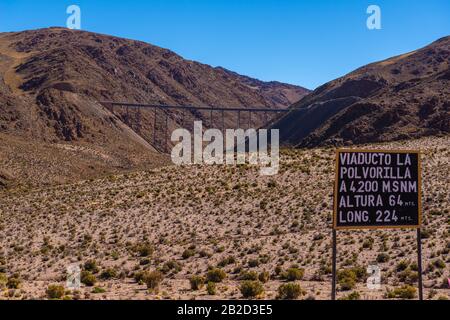 Viaducto la Polvorilla, 4200m ALS, stazione finale del 'Tren a las Nubes' o 'treno per le Nuvole' Provincia di Salta, Ande, Argentina, America Latina Foto Stock