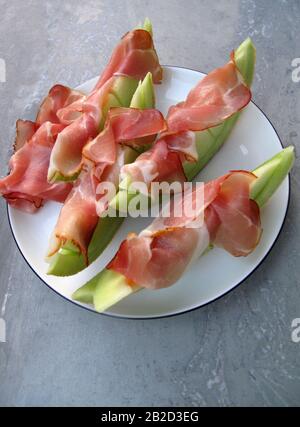 Prosciutto e melone su un piatto bianco Foto Stock