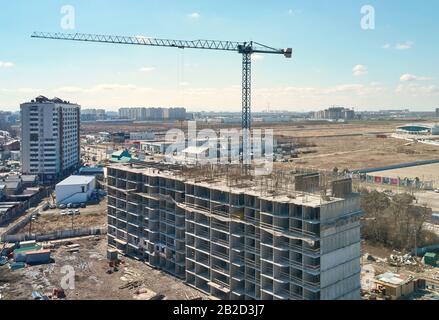 la gru a torre lavora in un cantiere edile Foto Stock