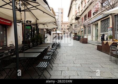 Bologna, Italia. 02nd Mar, 2020. Un ristorante nel "quartiere Quadrilatero", che di solito attira centinaia di clienti, è visto quasi vuoto a causa della paura dei residenti e dei turisti per il virus corona il 02 marzo 2020 a Bologna, Italia. Credit: Massimiliano Donati/Alamy Live News Foto Stock