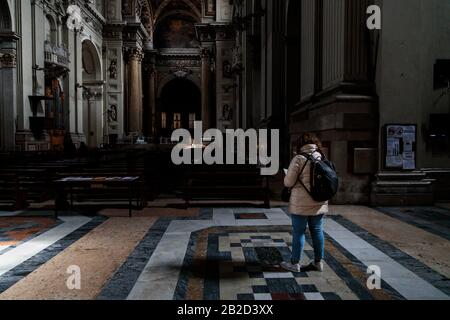 Bologna, Italia. 02nd Mar, 2020. Solo un turista è visto all'interno della Cattedrale di Bologna il 02 marzo 2020 a Bologna, Italia. Credit: Massimiliano Donati/Alamy Live News Foto Stock