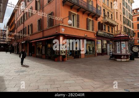 Bologna, Italia. 02nd Mar, 2020. Via DÕAzeglio, una delle strade pedonali più importanti del centro città è vista completamente vuota il 02 marzo 2020 a Bologna, Italia. Credit: Massimiliano Donati/Alamy Live News Foto Stock