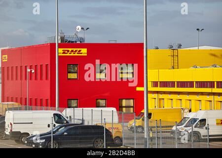 Przeclaw, Polonia - 28 Febbraio 2020: Dhl Parcel Customer Service Point. L'azienda opera in oltre 220 paesi e territori in tutto il mondo. Foto Stock