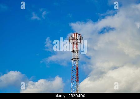 Torretta di telecomunicazione con antenne contro il cielo. Foto Stock