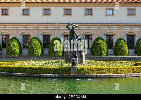 Praga, Repubblica Ceca - 30.04.2019: La statua di Ercole al centro di uno stagno nel giardino di Waldstein a Praga, Repubblica Ceca Foto Stock