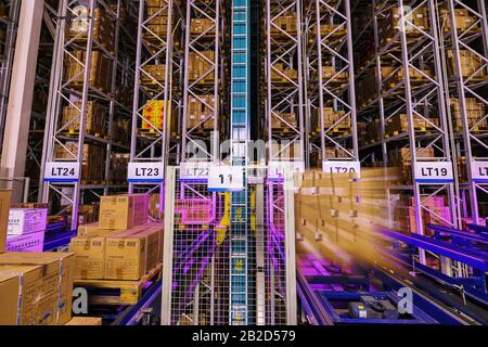 Pechino, CINA - 03 GIUGNO 2019: Moderna automazione della produzione di magazzini in Cina. Foto Stock