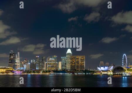 Singapore, Singapore - 14 FEBBRAIO 2020: Vista al Singapore City Skyline di notte Foto Stock