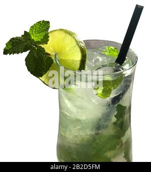 Mojito Bere isolato e facile da tagliare. Bevande alcoliche tradizionali in Brasile. Semplicemente Delizioso. Foto Stock