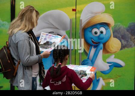 Mosca, Russia. 29th di febbraio, 2020 una famiglia guarda una mappa del parco divertimenti Dream Island di recente apertura a Mosca, Russia. Il nuovo parco include 10 aree a tema con numerose giostre, centri commerciali pedonali, un campo da cucina e ristoranti, una sala concerti e hotel Foto Stock