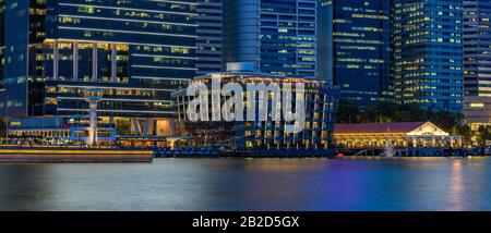 Singapore, Singapore - 14 FEBBRAIO 2020: Vista al Singapore City Skyline di notte Foto Stock