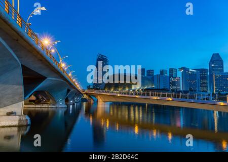 Singapore, Singapore - 14 FEBBRAIO 2020: Vista al Singapore City Skyline di notte Foto Stock