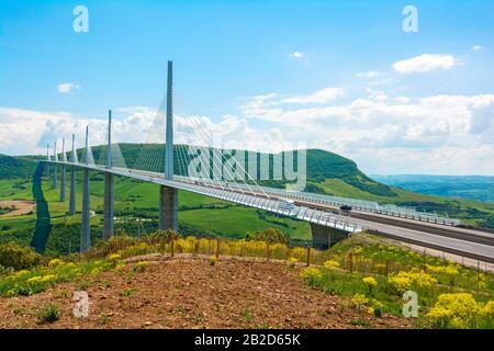 Francia, Viaduc de Millau (Viadotto di Millau), si estende sul fiume Tarn, vista dal punto panoramico belvedere Foto Stock