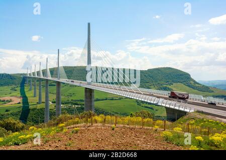 Francia, Viaduc de Millau (Viadotto di Millau), si estende sul fiume Tarn, vista dal punto panoramico belvedere Foto Stock