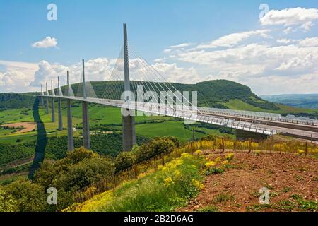 Francia, Viaduc de Millau (Viadotto di Millau), si estende sul fiume Tarn, vista dal punto panoramico belvedere Foto Stock