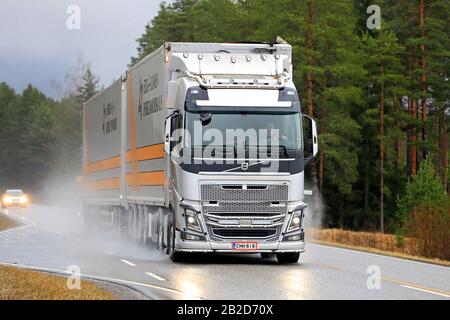 Camion Volvo FH16 personalizzato di Etela-Suomen Energiamurskaus Oy tira rimorchio lungo la strada bagnata in inverno. Salo, Finlandia. 21 Febbraio 2020. Foto Stock