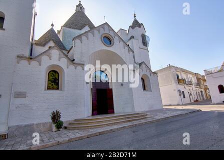 Chiesa di San Antonio Trullo nel centro di Alberobello. Italia. Foto Stock