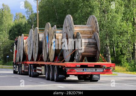 Volvo FH camion di Rajalin Oy trasporta tamburi cavi vuoti sul rimorchio lungo l'autostrada in un giorno di estate, vista posteriore. Tenhola, Finlandia. 5 Luglio 2019. Foto Stock