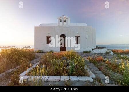 Tramonto a Plaka, capoluogo dell'isola di Milos sulla collina di Kastro. Vista dall'alto in bella serata, Grecia. Vecchia fortezza e antica chiesa. Acque tranquille di Foto Stock