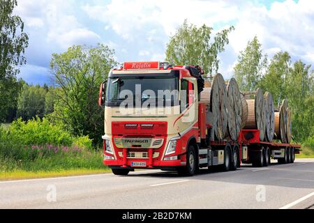 Il camion personalizzato Volvo FH 540 di Rajalin Oy trasporta i tamburi vuoti del cavo sul rimorchio lungo l'autostrada in un giorno dell'estate. Tenhola, Finlandia. 5 Luglio 2019. Foto Stock