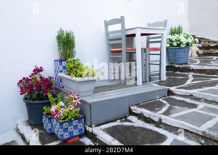 Cafe e ristoranti in incredibili stradine strette di popolare destinazione sull'isola di Paros. Grecia. Architettura tradizionale e colori del mediterraneo ci Foto Stock