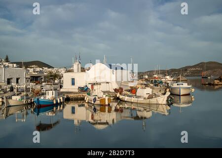 Vista panoramica dell'isola di Paros, famosa attrazione turistica, la città di Naousa. Zona passeggiata lungo il porto con ristoranti e negozi. Porto del Mar Egeo, oa Foto Stock