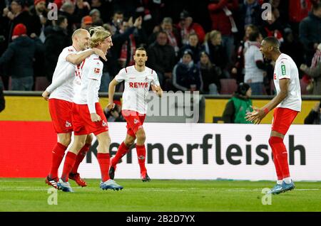 Kšln, Germania, RheinEnergieStadion, 29th Feb 2020: Sebastiaan Bernauw di Koeln celebra il punteggio di 1:0 goal con i compagni di squadra durante il primo Bundesl Foto Stock