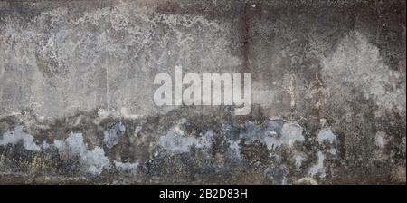 Muro di cemento intonacato, sporco e incrinato con stampo. L'intonacatura viene parzialmente sbucciata. Sfondo testurizzato ad alta risoluzione. Foto Stock