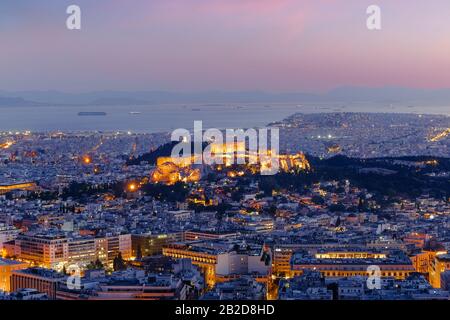 Incredibile vista aerea di Atene, Grecia. Notte sopra l'antica Acropoli, rovine. Partenone, L'Icona della civiltà ellenica, mar Egeo sullo sfondo Foto Stock