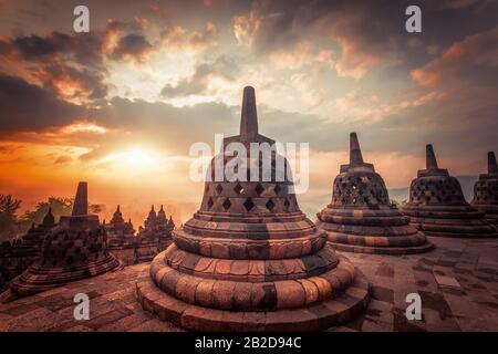 Una vista fantastica della stupa di pietra a Borobudur antico tempio buddista contro il bellissimo paesaggio sullo sfondo. Grande architettura religiosa. Magelang, C Foto Stock