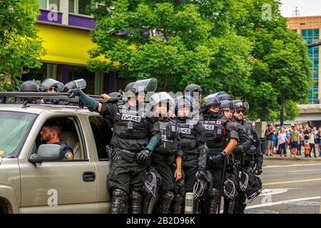 Portland, Oregon - 17 agosto 2019: Squadra di risposta rapida della polizia di Portland in attrezzi e uniformi anti-sommossa, auto a cavallo nel centro città Foto Stock