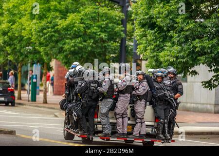 Portland, Oregon - 17 agosto 2019: Squadra di risposta rapida della polizia di Portland in attrezzi e uniformi anti-sommossa, auto a cavallo nel centro città Foto Stock