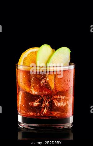 Cocktail con brandy e arancio amaro isolato su nero Foto Stock