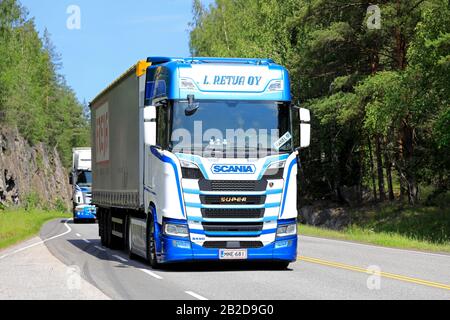 Nuovo Scania S Truck of L Retva Oy di fronte al rimorchio seguito da un altro camion sull'autostrada 52 in una giornata di sole d'estate. Salo, Finlandia. 20 Giugno 2019. Foto Stock