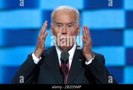 Philadelphia, Pennsylvania, Stati Uniti, 27 luglio 2016 il Vice Presidente degli Stati Uniti Joseph 'Joe' Biden si rivolge ai delegati dal podio durante il 3rd giorno della Democratic National Nominating Convention nell'arena Wells Fargo Foto Stock