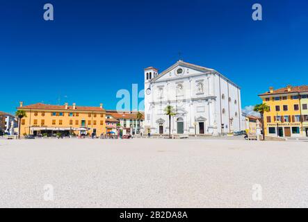 Palmanova - Aprile 2016, Italia: centrale piazza della città fortezza di Palmanova, Italia settentrionale Foto Stock