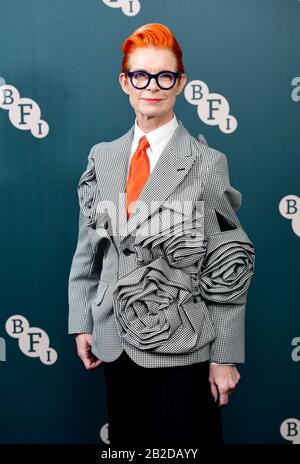 Sandy Powell partecipa alla BFI Fellowship Cena annuale in onore di Tilda Swinton tenuta al Rosewood Hotel, Londra. Foto Stock