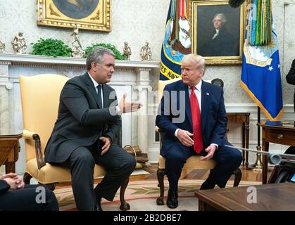 Il presidente Donald Trump (R) incontra il presidente colombiano Ivan Duque Marquez, nell'Ufficio ovale della Casa Bianca di Washington, DC il 2 marzo 2020.Credit: Kevin Dietsch/Pool via CNP /MediaPunch Foto Stock