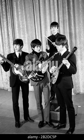 Miami BEACH, FL - 16 FEBBRAIO: (L-R) cantante e musicista inglese Paul McCartney, musicista inglese, cantautore e chitarrista George Harrison (1943-2001), musicista inglese, cantante e batterista Ringo Starr, cantante inglese, cantautore e chitarrista John Lennon (1940-1980) dei Beatles, Stand sul palco prima della seconda apparizione del gruppo sul "ed Sullivan Show" il 16 febbraio 1964 presso il Deauville Hotel a Miami Beach, Florida.Credit: Icon and Image / MediaPunch Foto Stock