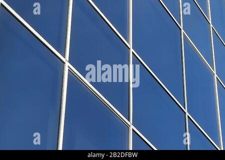 Finestre di un edificio moderno. Vetrata. Con un riflesso del cielo. Foto Stock