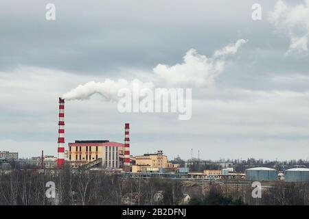 Centrale termoelettrica. Con il rilascio di vapore dai tubi. Foto Stock