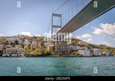 Edifici sotto il ponte del Corno d'Oro Foto Stock