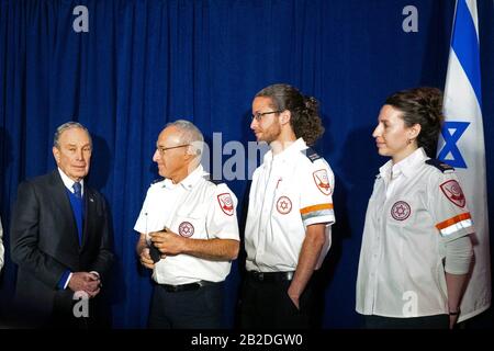 L'ex sindaco di New York e il candidato democratico alle presidenziali del 2020 Michael Bloomberg si sono Uniti al backstage israeliano Magen David Adom paramedics Yonotan Yagovdossky, Yuval Eran e Elana Abrams dopo aver parlato con 18.000 delegati alla Conferenza politica AIPAC di Washington, DC 2 marzo 2020. Bloomberg Philanthropies è un grande donatore di MDA, compresa la loro principale stazione medica di emergenza a Gerusalemme, uno dei 169, questo chiamato per il padre di Bloomberg. MDA è l'organizzazione nazionale di emergenza medica e dei servizi del sangue di Israele. Credito: Marty van Duyne l'uso della foto è gratuito e senza restrizioni. Contatta Steve Foto Stock