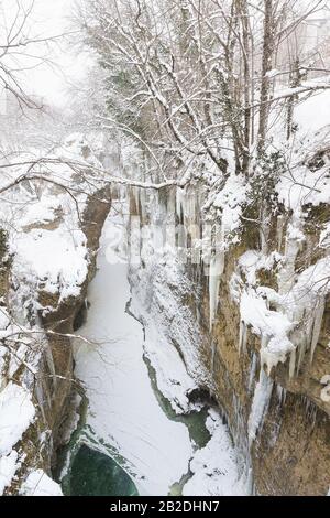 Nevosa giornata invernale nella valle del fiume Belaya nella Repubblica di Adygea, Russia. Canyon stretto Foto Stock