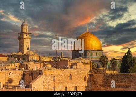 Parete occidentale dominato dalla cupola della roccia di Gerusalemme Foto Stock