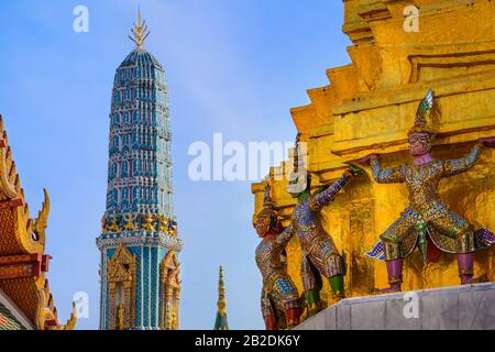 Wat Phra Kaew ( Wat Phra si Rattana Satsadaram - Tempio del Buddha di Giada). Hanuman, statua delle scimmie Ramayana al Tempio del Buddha di Smeraldo, Bangkok, Thailandia Foto Stock