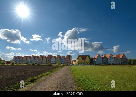 Vista sul campo di case colorate con cielo blu e sole nel villaggio di Jakriborg, residenza tra Malmö e Lund a Scania, Svezia meridionale. Foto Stock