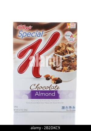 Irvine, CA - 2 GIUGNO 2015: Una scatola di Cereali speciali di mandorle di cioccolato K. I cereali speciali K, da Kellogg's of Battle Creek, Michigan, sono un cer a basso contenuto di grassi Foto Stock