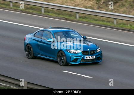 2018 blu BMW M2 Auto; traffico veicolare, trasporto, veicoli moderni, auto berlina, veicolo su strade del Regno Unito, motori di lusso, motore sull'autostrada M6 Foto Stock